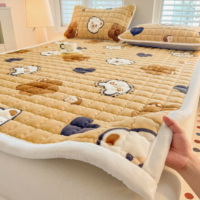 91家纺网 家纺一手货源 找家纺 莉莉安家纺 2025牛奶绒床垫软垫家用绒毯子垫被褥子宿舍学生单人冬季加绒牛奶绒床褥垫子 萌宠熊宝