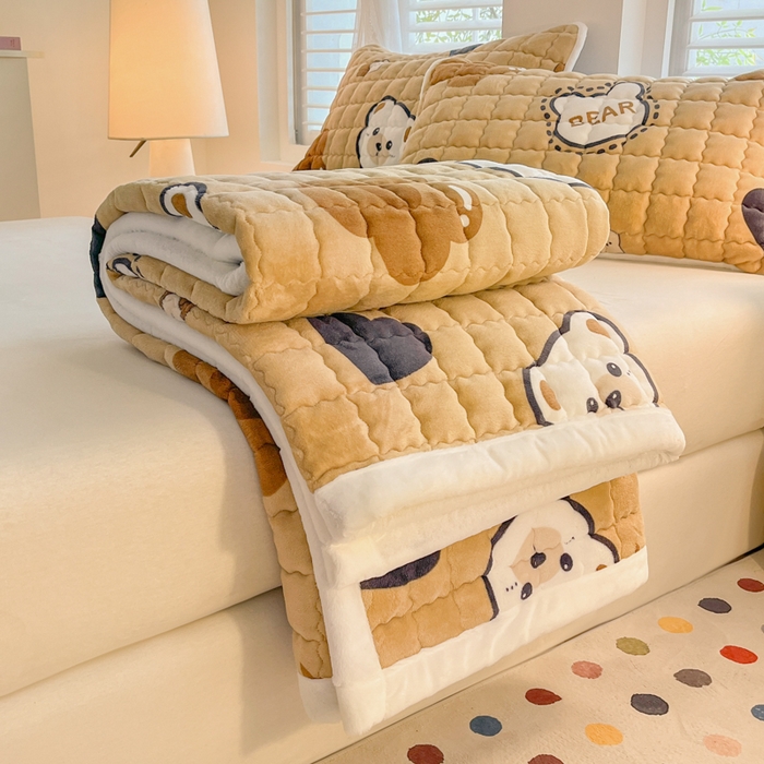 91家纺网 家纺一手货源 找家纺 莉莉安家纺 2025牛奶绒床垫软垫家用绒毯子垫被褥子宿舍学生单人冬季加绒牛奶绒床褥垫子 萌宠熊宝