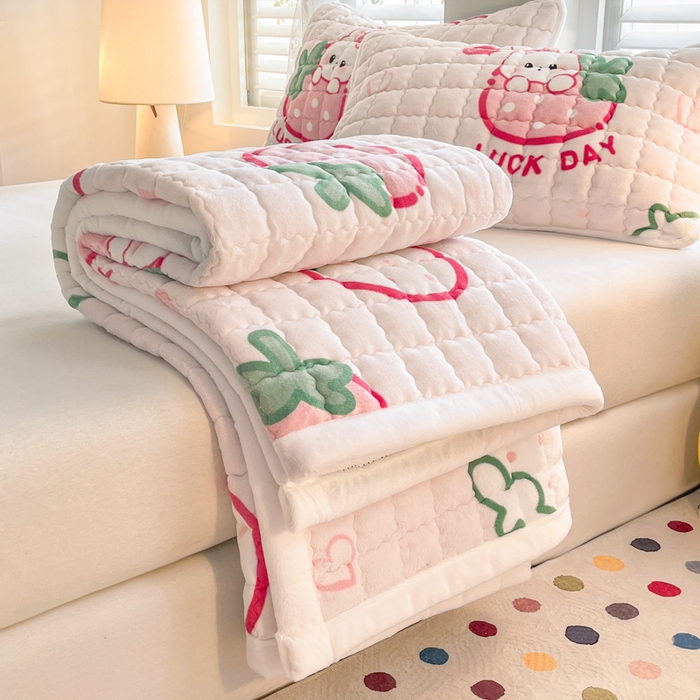 91家纺网 家纺一手货源 找家纺 莉莉安家纺 2025牛奶绒床垫软垫家用绒毯子垫被褥子宿舍学生单人冬季加绒牛奶绒床褥垫子 幸运草莓