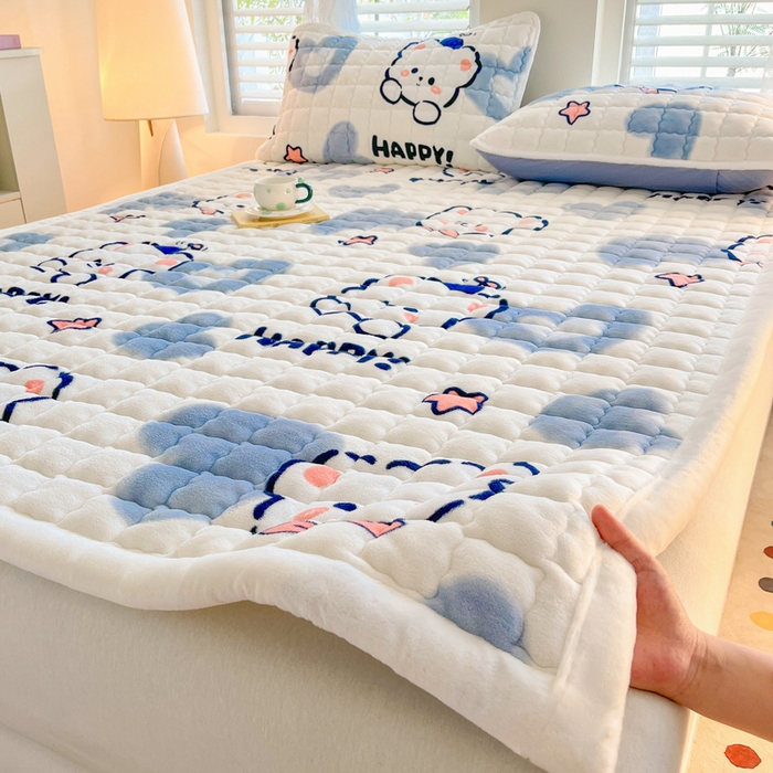 91家纺网 家纺一手货源 找家纺 莉莉安家纺 2025牛奶绒床垫软垫家用绒毯子垫被褥子宿舍学生单人冬季加绒牛奶绒床褥垫子 蓝色小熊