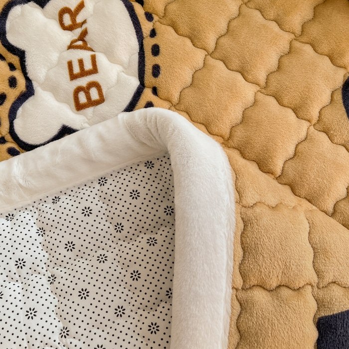 91家纺网 家纺一手货源 找家纺 莉莉安家纺 2025牛奶绒床垫软垫家用绒毯子垫被褥子宿舍学生单人冬季加绒牛奶绒床褥垫子 萌宠熊宝