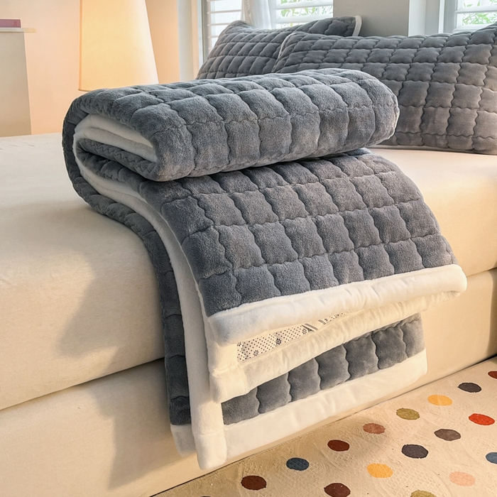 91家纺网 家纺一手货源 找家纺 莉莉安家纺 2025牛奶绒床垫软垫家用绒毯子垫被褥子宿舍学生单人冬季加绒牛奶绒床褥垫子 高级灰