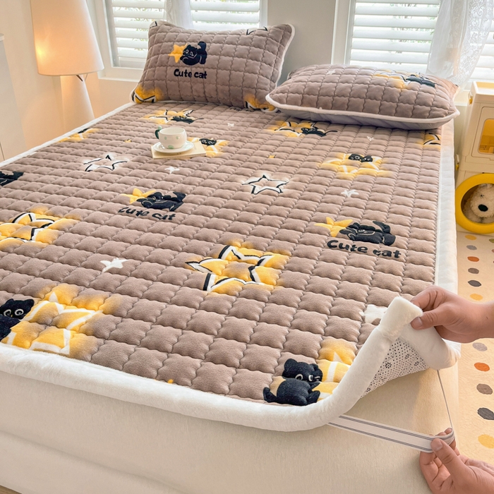 91家纺网 家纺一手货源 找家纺 莉莉安家纺 2025牛奶绒床垫软垫家用绒毯子垫被褥子宿舍学生单人冬季加绒牛奶绒床褥垫子 猫咪星空