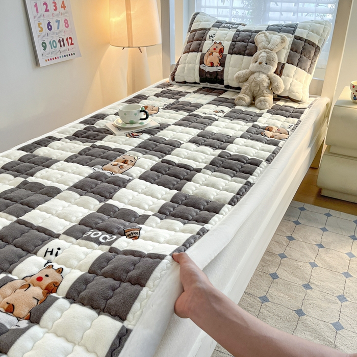 91家纺网 家纺一手货源 找家纺 莉莉安家纺 2025牛奶绒床垫褥子软垫家用加厚宿舍学生单人铺垫被冬季加绒毛毯床褥 卡皮巴拉