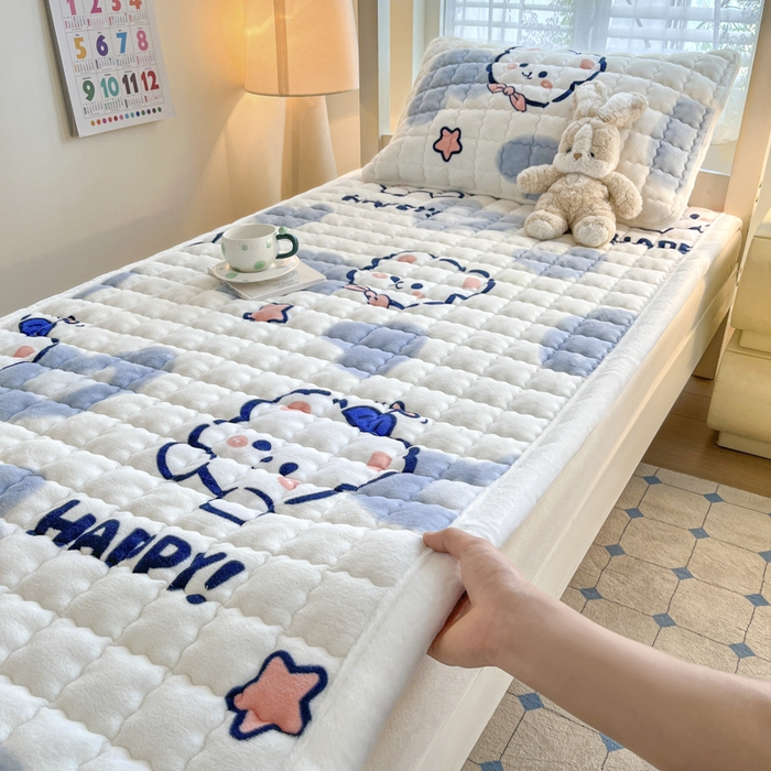 91家纺网 家纺一手货源 找家纺 莉莉安家纺 2025牛奶绒床垫褥子软垫家用加厚宿舍学生单人铺垫被冬季加绒毛毯床褥 蓝色小熊