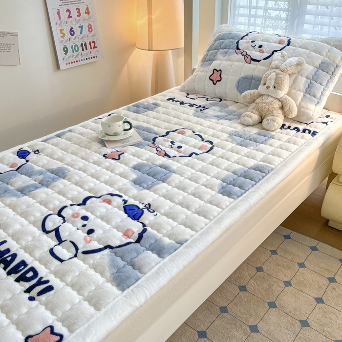 91家纺网 家纺一手货源 找家纺 莉莉安家纺 2025牛奶绒床垫褥子软垫家用加厚宿舍学生单人铺垫被冬季加绒毛毯床褥 蓝色小熊