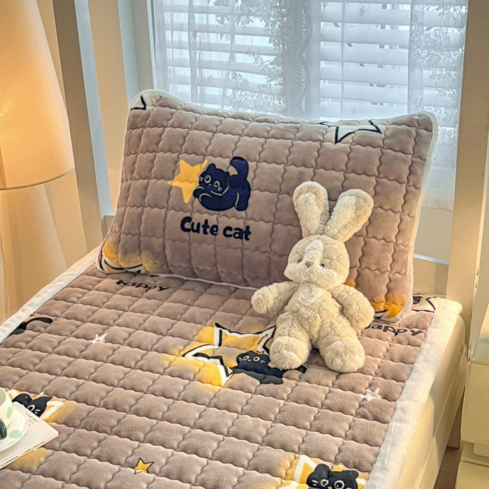 91家纺网 家纺一手货源 找家纺 莉莉安家纺 2025牛奶绒床垫褥子软垫家用加厚宿舍学生单人铺垫被冬季加绒毛毯床褥 猫咪星空