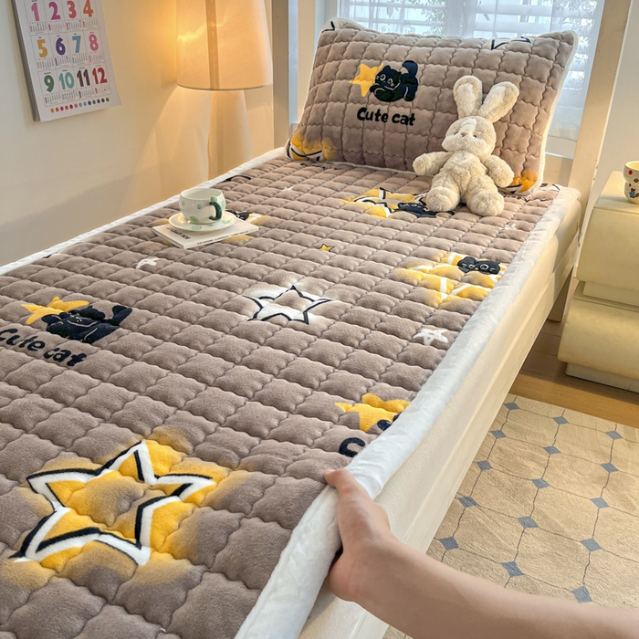 91家纺网 家纺一手货源 找家纺 莉莉安家纺 2025牛奶绒床垫褥子软垫家用加厚宿舍学生单人铺垫被冬季加绒毛毯床褥 猫咪星空