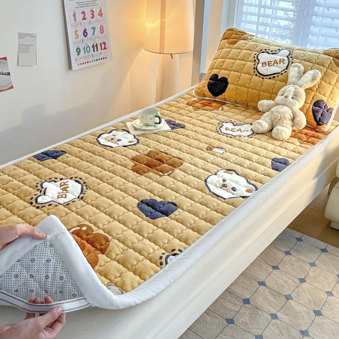 91家纺网 家纺一手货源 找家纺 莉莉安家纺 2025牛奶绒床垫褥子软垫家用加厚宿舍学生单人铺垫被冬季加绒毛毯床褥 萌宠熊宝