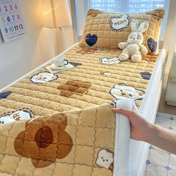 91家纺网 家纺一手货源 找家纺 莉莉安家纺 2025牛奶绒床垫褥子软垫家用加厚宿舍学生单人铺垫被冬季加绒毛毯床褥 萌宠熊宝