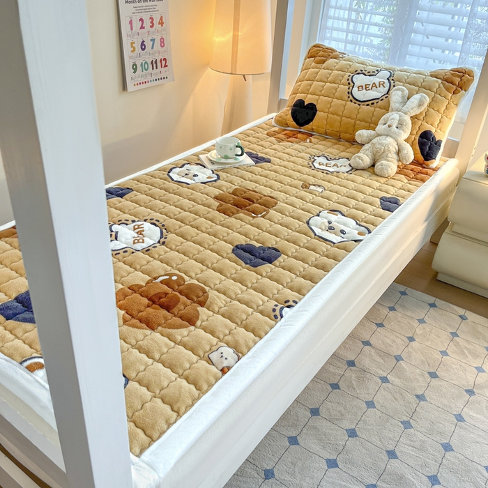 91家纺网 家纺一手货源 找家纺 莉莉安家纺 2025牛奶绒床垫褥子软垫家用加厚宿舍学生单人铺垫被冬季加绒毛毯床褥 萌宠熊宝