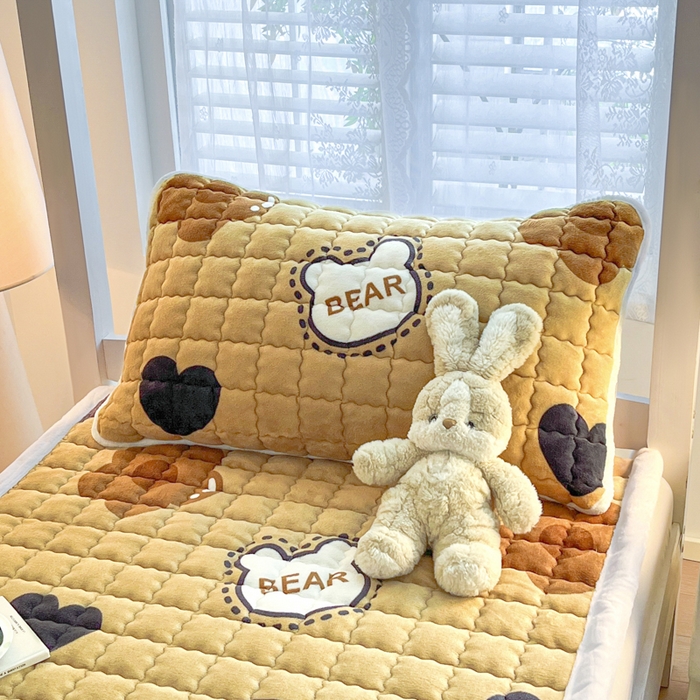 91家纺网 家纺一手货源 找家纺 莉莉安家纺 2025牛奶绒床垫褥子软垫家用加厚宿舍学生单人铺垫被冬季加绒毛毯床褥 萌宠熊宝