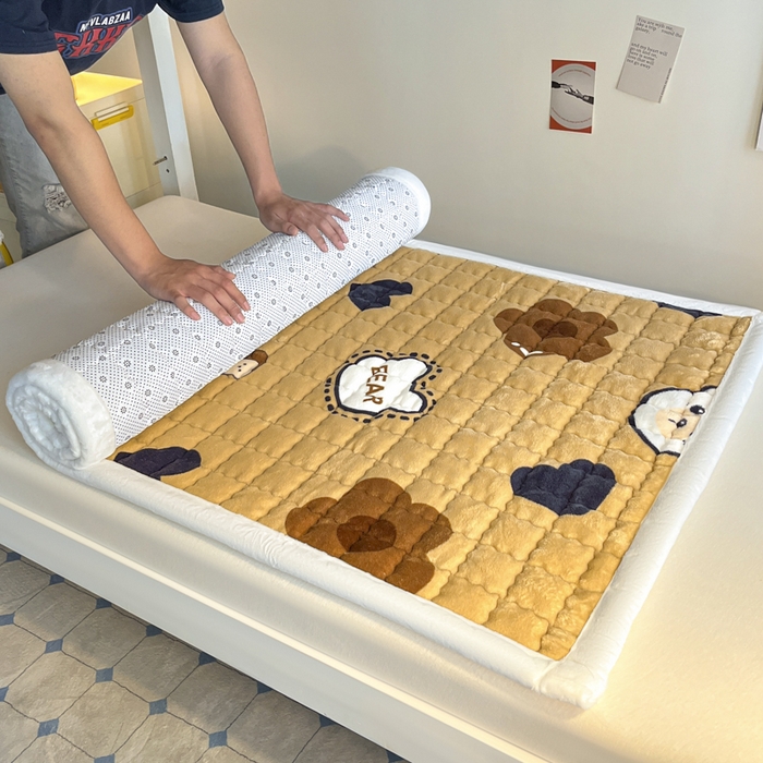 91家纺网 家纺一手货源 找家纺 莉莉安家纺 2025牛奶绒床垫褥子软垫家用加厚宿舍学生单人铺垫被冬季加绒毛毯床褥 萌宠熊宝