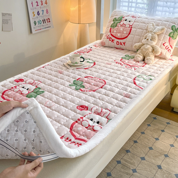 91家纺网 家纺一手货源 找家纺 莉莉安家纺 2025牛奶绒床垫褥子软垫家用加厚宿舍学生单人铺垫被冬季加绒毛毯床褥 幸运草莓