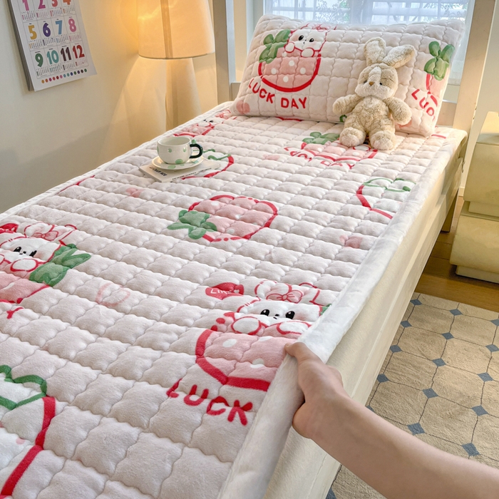 91家纺网 家纺一手货源 找家纺 莉莉安家纺 2025牛奶绒床垫褥子软垫家用加厚宿舍学生单人铺垫被冬季加绒毛毯床褥 幸运草莓
