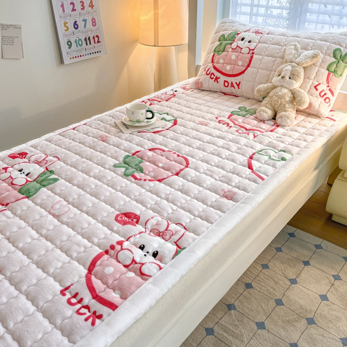 91家纺网 家纺一手货源 找家纺 莉莉安家纺 2025牛奶绒床垫褥子软垫家用加厚宿舍学生单人铺垫被冬季加绒毛毯床褥 幸运草莓