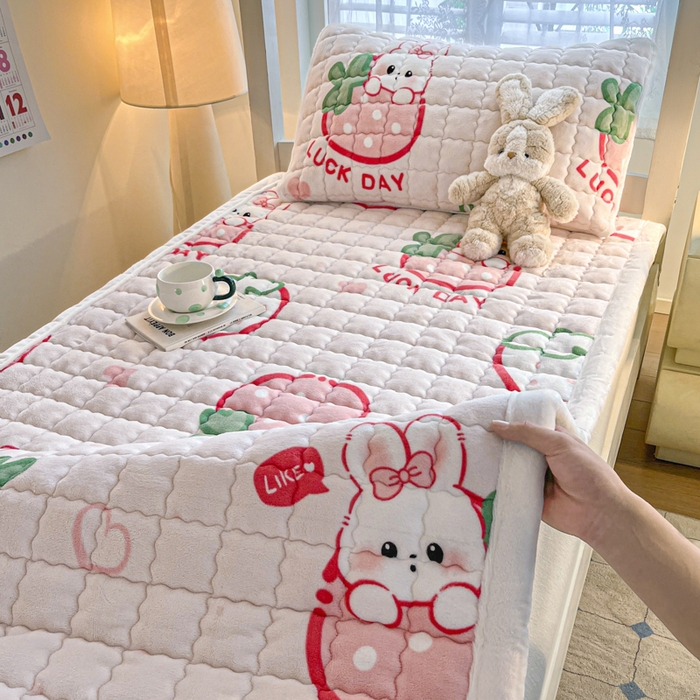 91家纺网 家纺一手货源 找家纺 莉莉安家纺 2025牛奶绒床垫褥子软垫家用加厚宿舍学生单人铺垫被冬季加绒毛毯床褥 幸运草莓