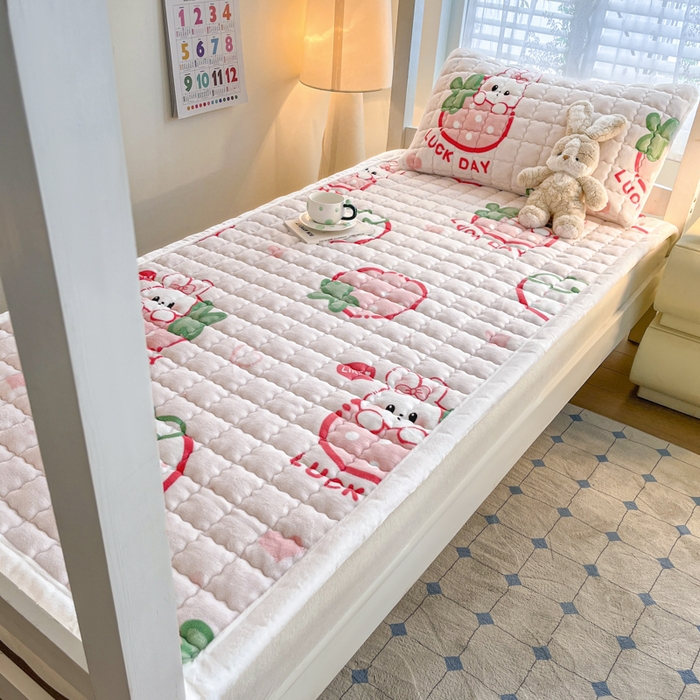 91家纺网 家纺一手货源 找家纺 莉莉安家纺 2025牛奶绒床垫褥子软垫家用加厚宿舍学生单人铺垫被冬季加绒毛毯床褥 幸运草莓