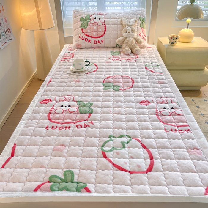 91家纺网 家纺一手货源 找家纺 莉莉安家纺 2025牛奶绒床垫褥子软垫家用加厚宿舍学生单人铺垫被冬季加绒毛毯床褥 幸运草莓