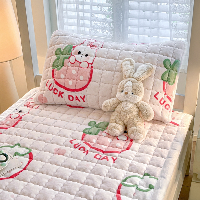 91家纺网 家纺一手货源 找家纺 莉莉安家纺 2025牛奶绒床垫褥子软垫家用加厚宿舍学生单人铺垫被冬季加绒毛毯床褥 幸运草莓