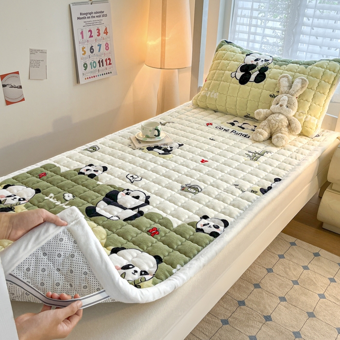 91家纺网 家纺一手货源 找家纺 莉莉安家纺 2025牛奶绒床垫褥子软垫家用加厚宿舍学生单人铺垫被冬季加绒毛毯床褥 熊猫乐乐