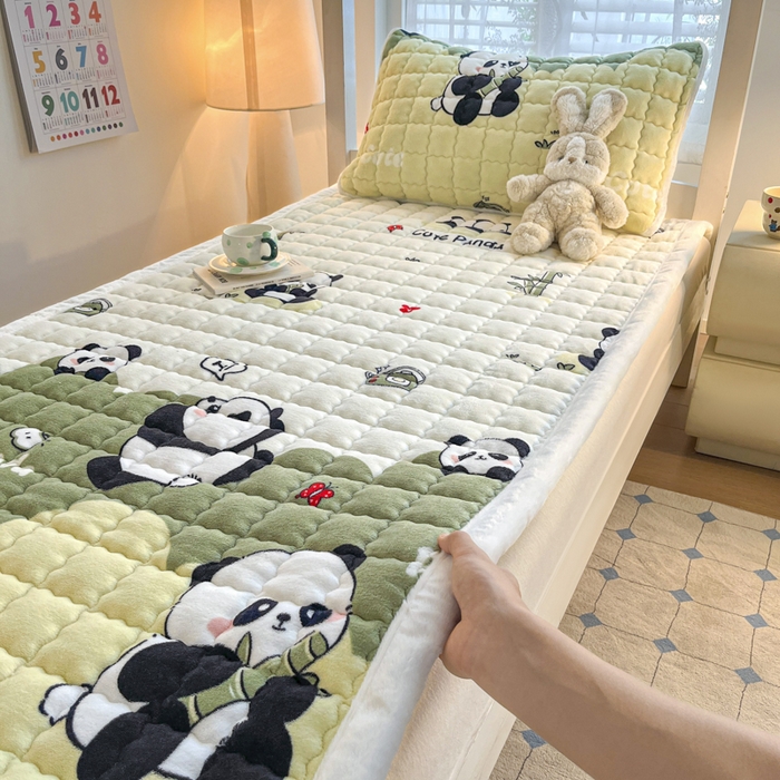 91家纺网 家纺一手货源 找家纺 莉莉安家纺 2025牛奶绒床垫褥子软垫家用加厚宿舍学生单人铺垫被冬季加绒毛毯床褥 熊猫乐乐