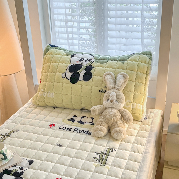 91家纺网 家纺一手货源 找家纺 莉莉安家纺 2025牛奶绒床垫褥子软垫家用加厚宿舍学生单人铺垫被冬季加绒毛毯床褥 熊猫乐乐