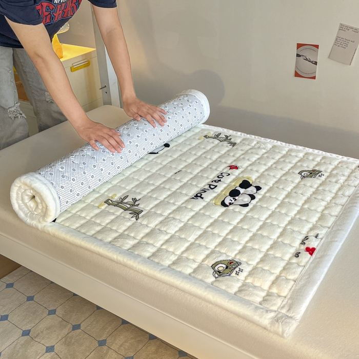 91家纺网 家纺一手货源 找家纺 莉莉安家纺 2025牛奶绒床垫褥子软垫家用加厚宿舍学生单人铺垫被冬季加绒毛毯床褥 熊猫乐乐