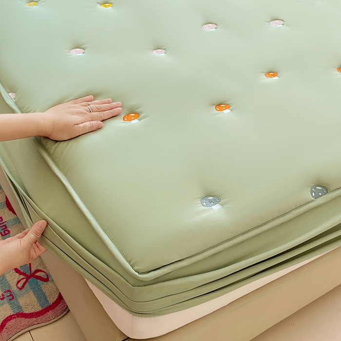 91家纺网 家纺一手货源 找家纺 梦舒羽 2025新款水洗棉刺绣夹棉床笠床笠防滑床罩床垫保护套榻榻米宿舍三件套 蘑菇屋-苹果绿