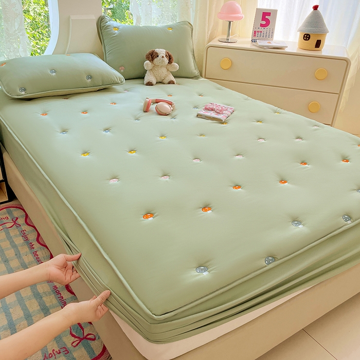 91家纺网 家纺一手货源 找家纺 梦舒羽 2025新款水洗棉刺绣夹棉床笠床笠防滑床罩床垫保护套榻榻米宿舍三件套 蘑菇屋-苹果绿