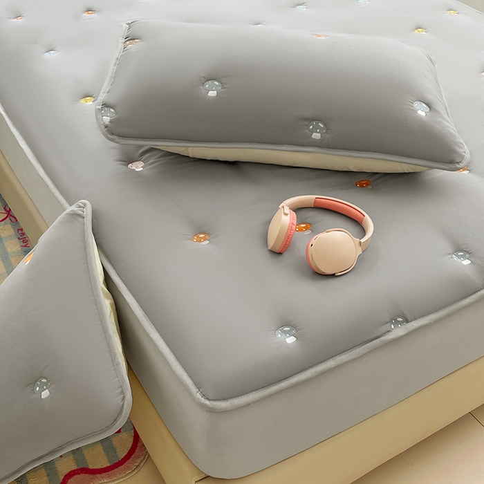 91家纺网 家纺一手货源 找家纺 梦舒羽 2025新款水洗棉刺绣夹棉床笠床笠防滑床罩床垫保护套榻榻米宿舍三件套 蘑菇屋-高级灰