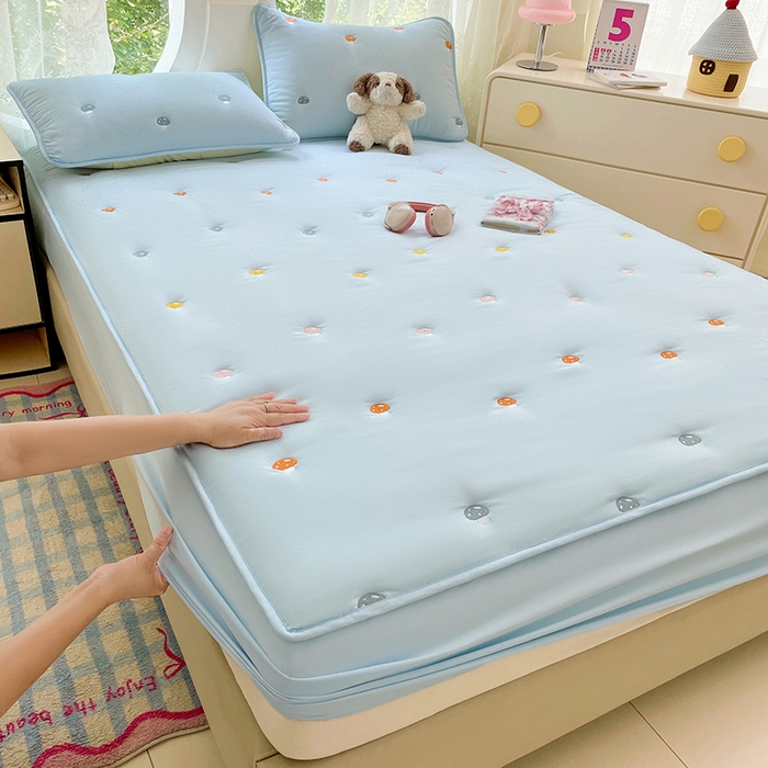 91家纺网 家纺一手货源 找家纺 梦舒羽 2025新款水洗棉刺绣夹棉床笠床笠防滑床罩床垫保护套榻榻米宿舍三件套 蘑菇屋-星空蓝