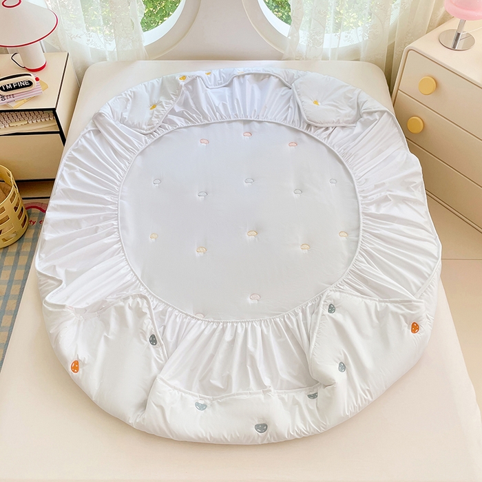 91家纺网 家纺一手货源 找家纺 梦舒羽 2025新款水洗棉刺绣夹棉床笠床笠防滑床罩床垫保护套榻榻米宿舍三件套 蘑菇屋-本白色