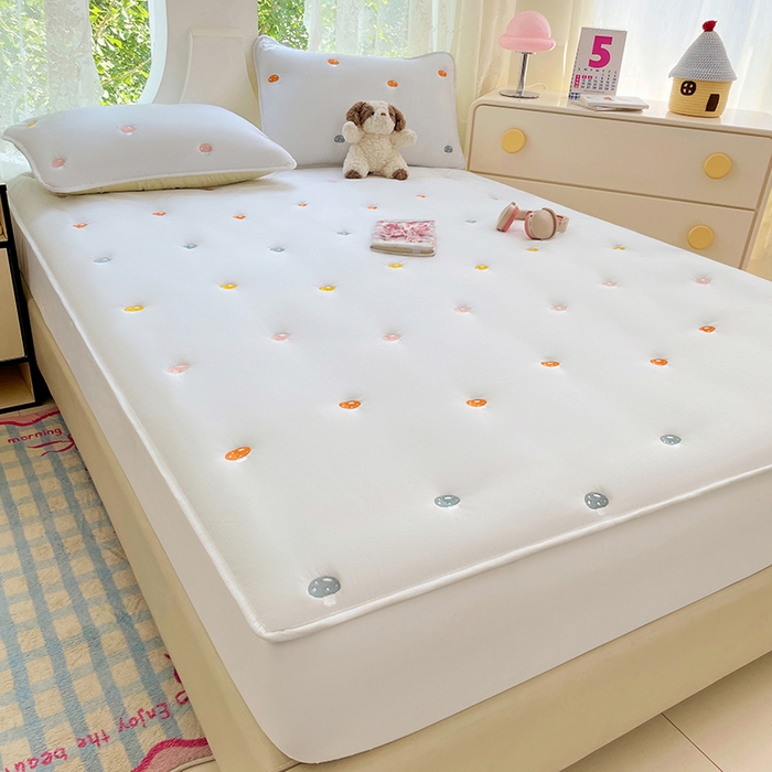 91家纺网 家纺一手货源 找家纺 梦舒羽 2025新款水洗棉刺绣夹棉床笠床笠防滑床罩床垫保护套榻榻米宿舍三件套 蘑菇屋-本白色