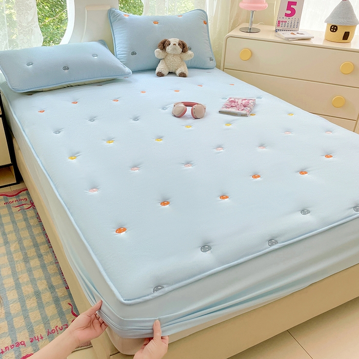 91家纺网 家纺一手货源 找家纺 梦舒羽 2025新款水洗棉刺绣夹棉床笠床笠防滑床罩床垫保护套榻榻米宿舍三件套 蘑菇屋-星空蓝