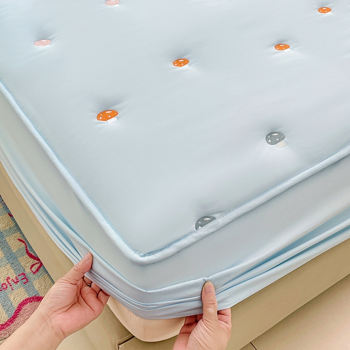 91家纺网 家纺一手货源 找家纺 梦舒羽 2025新款水洗棉刺绣夹棉床笠床笠防滑床罩床垫保护套榻榻米宿舍三件套 蘑菇屋-星空蓝