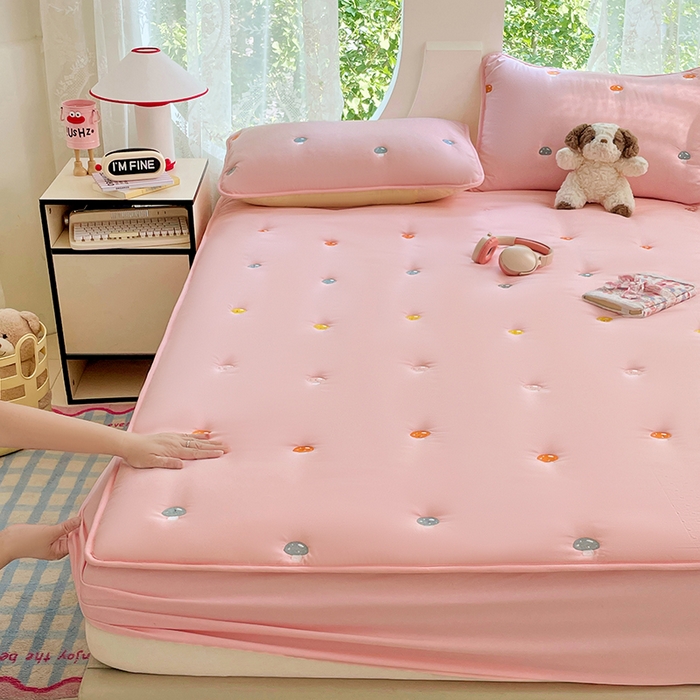 91家纺网 家纺一手货源 找家纺 梦舒羽 2025新款水洗棉刺绣夹棉床笠床笠防滑床罩床垫保护套榻榻米宿舍三件套 蘑菇屋-凝香粉