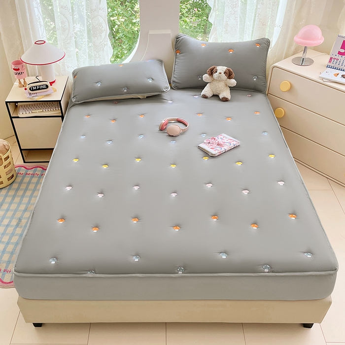 91家纺网 家纺一手货源 找家纺 梦舒羽 2025新款水洗棉刺绣夹棉床笠床笠防滑床罩床垫保护套榻榻米宿舍三件套 蘑菇屋-高级灰