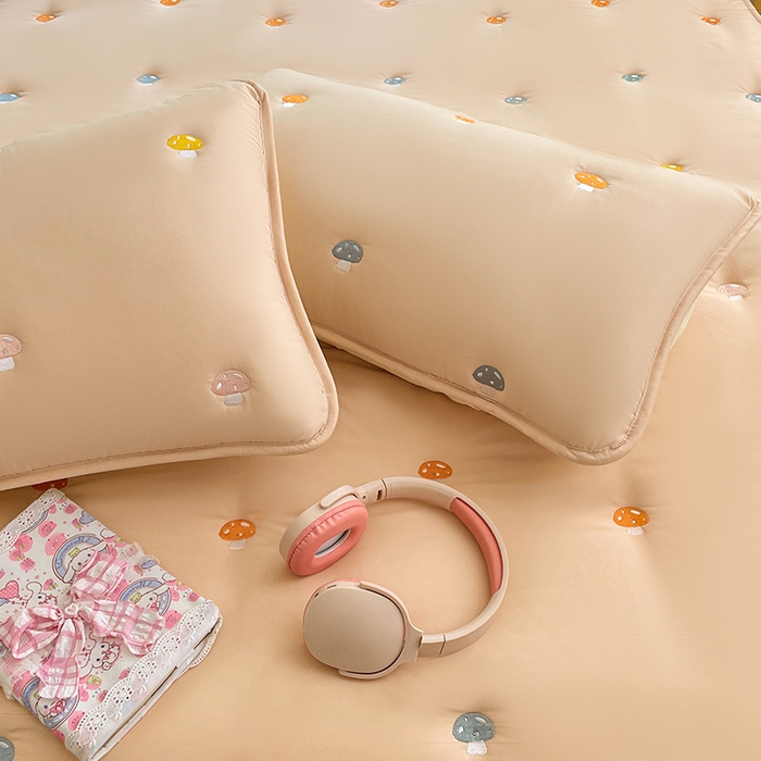 91家纺网 家纺一手货源 找家纺 梦舒羽 2025新款水洗棉刺绣夹棉床笠床笠防滑床罩床垫保护套榻榻米宿舍三件套 蘑菇屋-奶茶咖