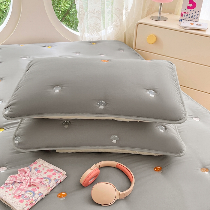 91家纺网 家纺一手货源 找家纺 梦舒羽 2025新款水洗棉刺绣夹棉床笠床笠防滑床罩床垫保护套榻榻米宿舍三件套 蘑菇屋-高级灰