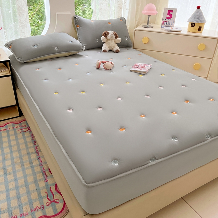 91家纺网 家纺一手货源 找家纺 梦舒羽 2025新款水洗棉刺绣夹棉床笠床笠防滑床罩床垫保护套榻榻米宿舍三件套 蘑菇屋-高级灰