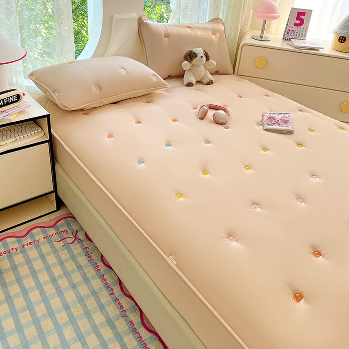 91家纺网 家纺一手货源 找家纺 梦舒羽 2025新款水洗棉刺绣夹棉床笠床笠防滑床罩床垫保护套榻榻米宿舍三件套 蘑菇屋-奶茶咖