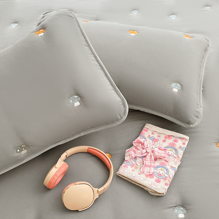 91家纺网 家纺一手货源 找家纺 梦舒羽 2025新款水洗棉刺绣夹棉床笠床笠防滑床罩床垫保护套榻榻米宿舍三件套 蘑菇屋-高级灰