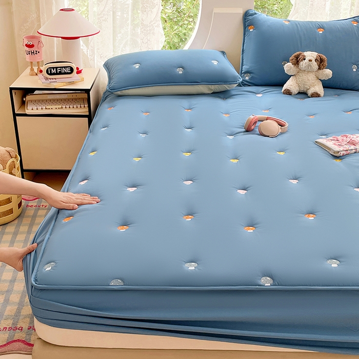 91家纺网 家纺一手货源 找家纺 梦舒羽 2025新款水洗棉刺绣夹棉床笠床笠防滑床罩床垫保护套榻榻米宿舍三件套 蘑菇屋-藏青蓝