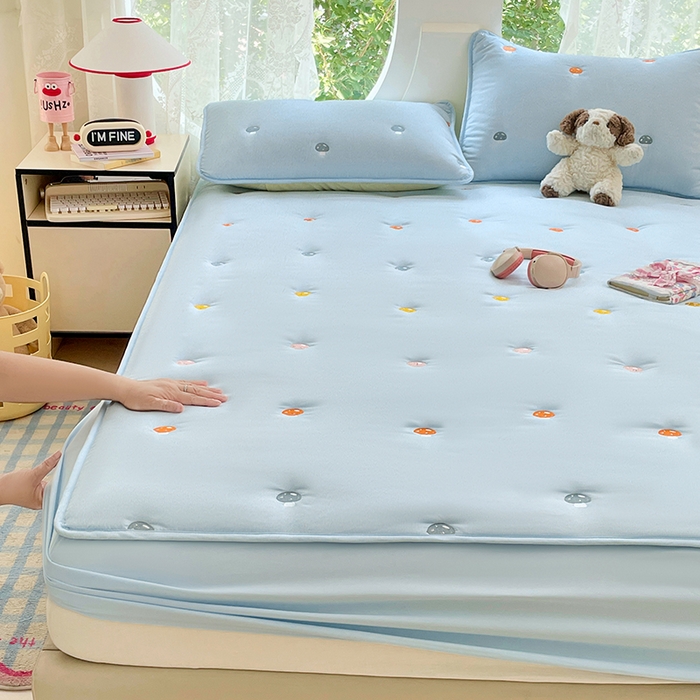 91家纺网 家纺一手货源 找家纺 梦舒羽 2025新款水洗棉刺绣夹棉床笠床笠防滑床罩床垫保护套榻榻米宿舍三件套 蘑菇屋-星空蓝