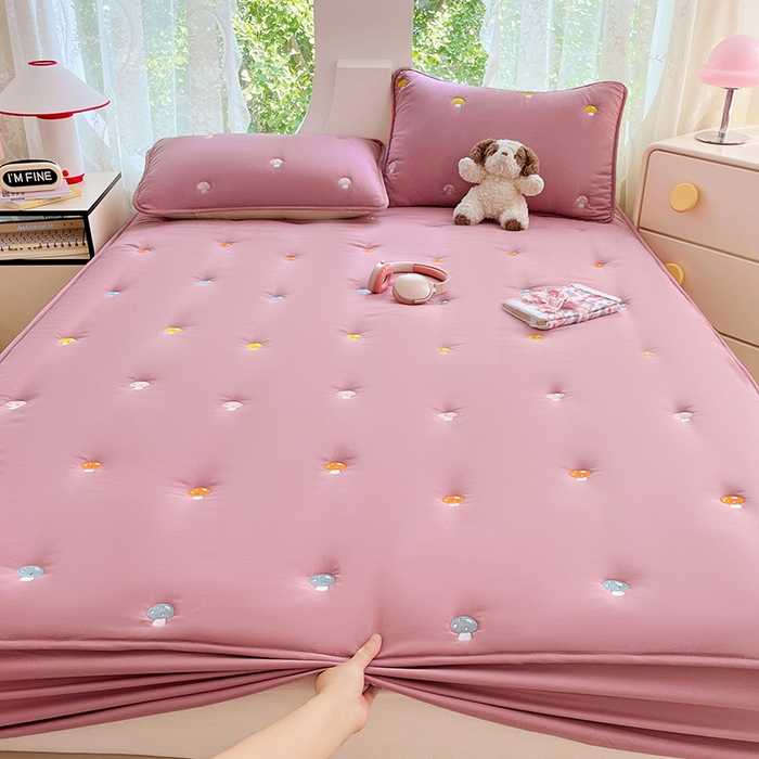 91家纺网 家纺一手货源 找家纺 梦舒羽 2025新款水洗棉刺绣夹棉床笠床笠防滑床罩床垫保护套榻榻米宿舍三件套 蘑菇屋-玫瑰红