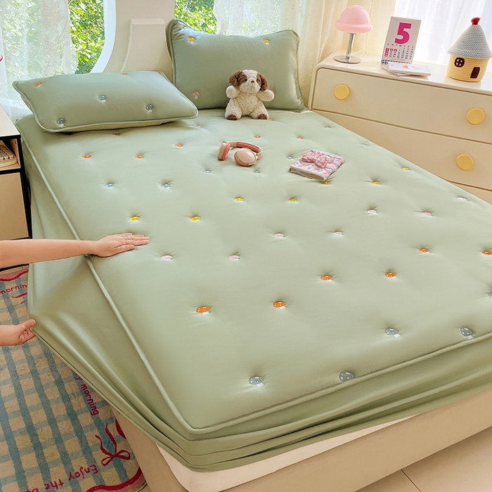 91家纺网 家纺一手货源 找家纺 梦舒羽 2025新款水洗棉刺绣夹棉床笠床笠防滑床罩床垫保护套榻榻米宿舍三件套 蘑菇屋-苹果绿