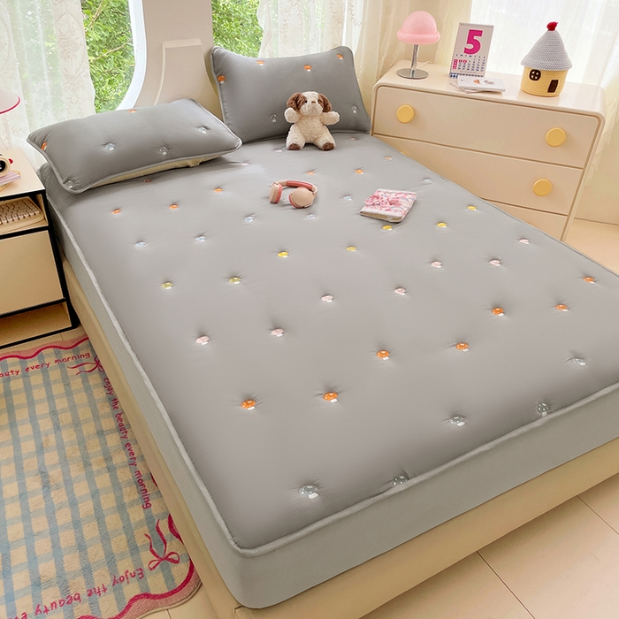 91家纺网 家纺一手货源 找家纺 梦舒羽 2025新款水洗棉刺绣夹棉床笠床笠防滑床罩床垫保护套榻榻米宿舍三件套 蘑菇屋-高级灰