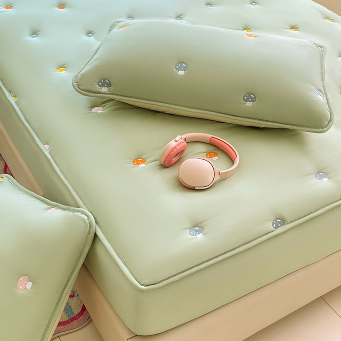 91家纺网 家纺一手货源 找家纺 梦舒羽 2025新款水洗棉刺绣夹棉床笠床笠防滑床罩床垫保护套榻榻米宿舍三件套 蘑菇屋-苹果绿