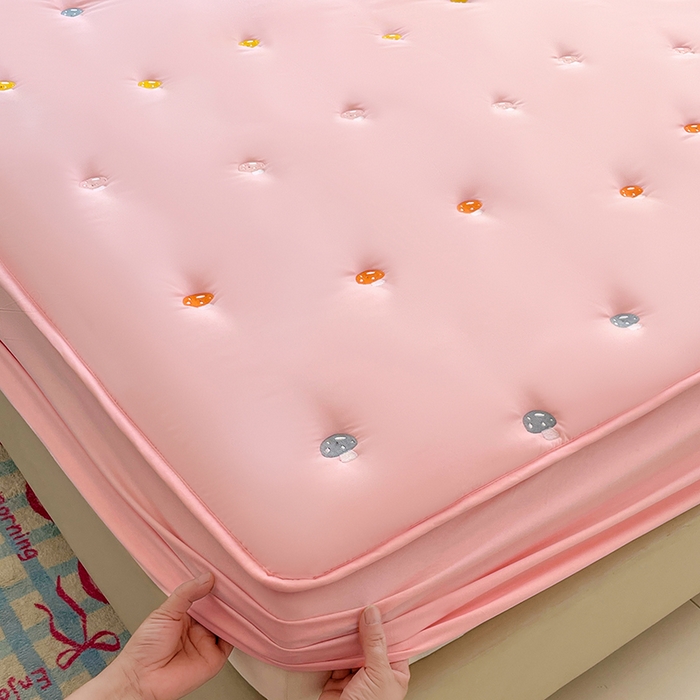 91家纺网 家纺一手货源 找家纺 梦舒羽 2025新款水洗棉刺绣夹棉床笠床笠防滑床罩床垫保护套榻榻米宿舍三件套 蘑菇屋-凝香粉